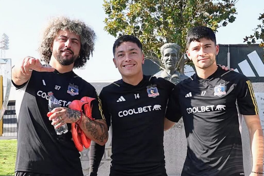 Maximiliano Falcón, Cristián Zavala y Cristián Riquelme con camiseta de Colo-Colo.