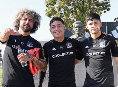 Maximiliano Falcón, Cristián Zavala y Cristián Riquelme con camiseta de Colo-Colo.