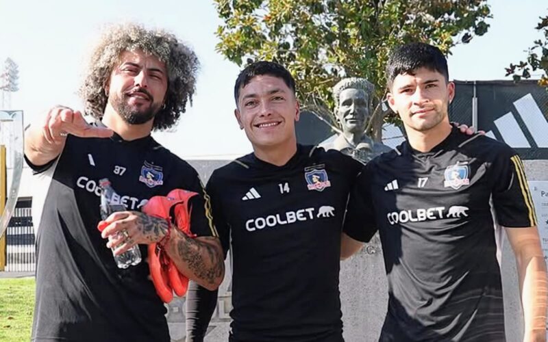 Maximiliano Falcón, Cristián Zavala y Cristián Riquelme con camiseta de Colo-Colo.