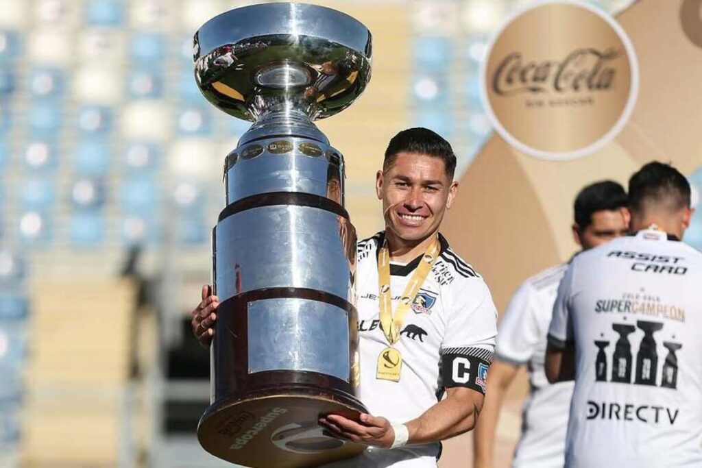 Óscar Opazo junto a la Supercopa.