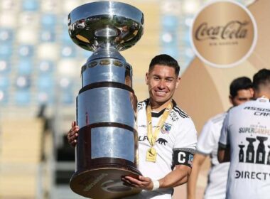 Óscar Opazo junto a la Supercopa.