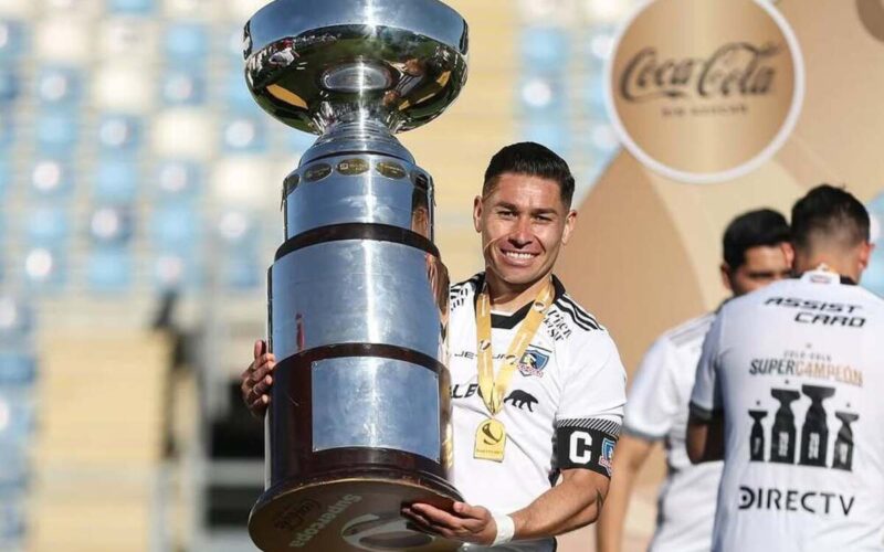 Óscar Opazo junto a la Supercopa.