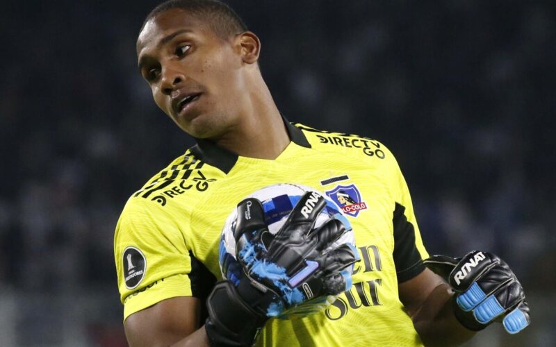 Omar Carabalí jugando por Colo-Colo.