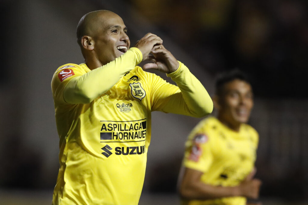 Humberto Suazo celebrando un gol.