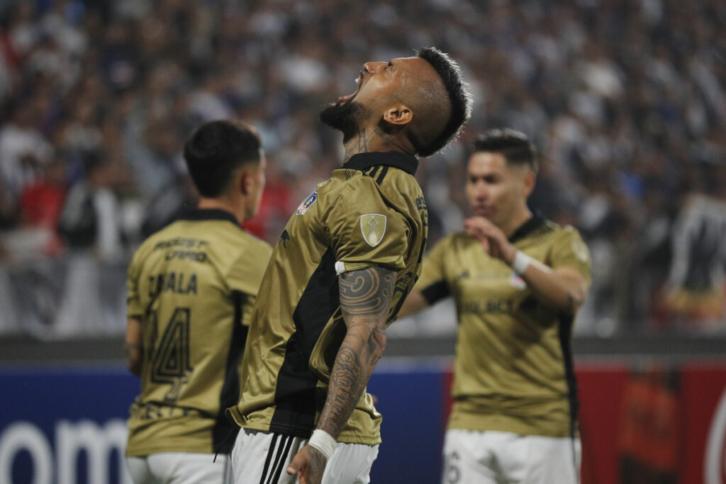 Arturo Vidal celebrando un gol por Colo-Colo.