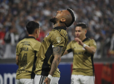 Arturo Vidal celebrando un gol por Colo-Colo.