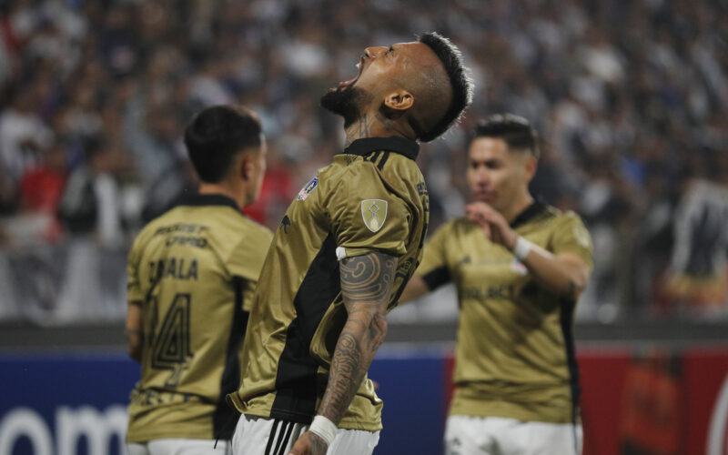 Arturo Vidal celebrando un gol por Colo-Colo.