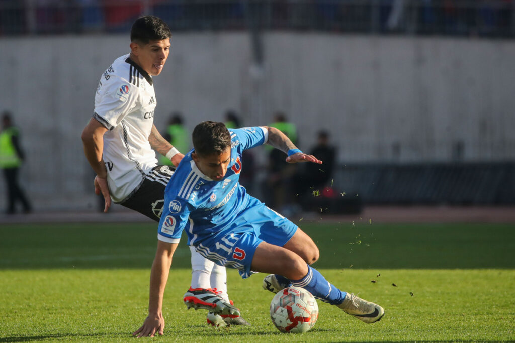 Jugadores de Colo-Colo y Universidad de Chile disputando un balón.