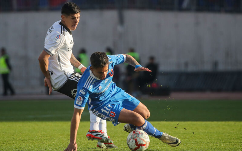 Jugadores de Colo-Colo y Universidad de Chile disputando un balón.