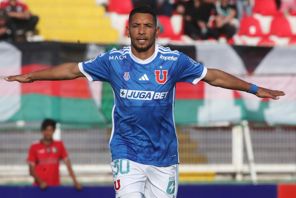 Cristián Palacios celebrando un gol por Universidad de Chile.