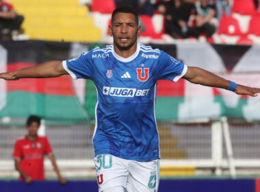 Cristián Palacios celebrando un gol por Universidad de Chile.