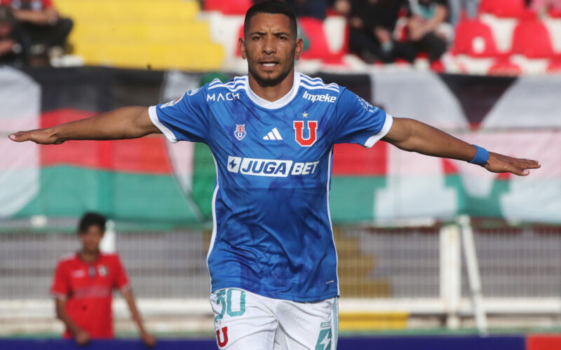 Cristián Palacios celebrando un gol por Universidad de Chile.