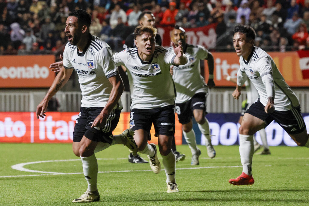 Jugadores de Colo-Colo celebrando un gol.