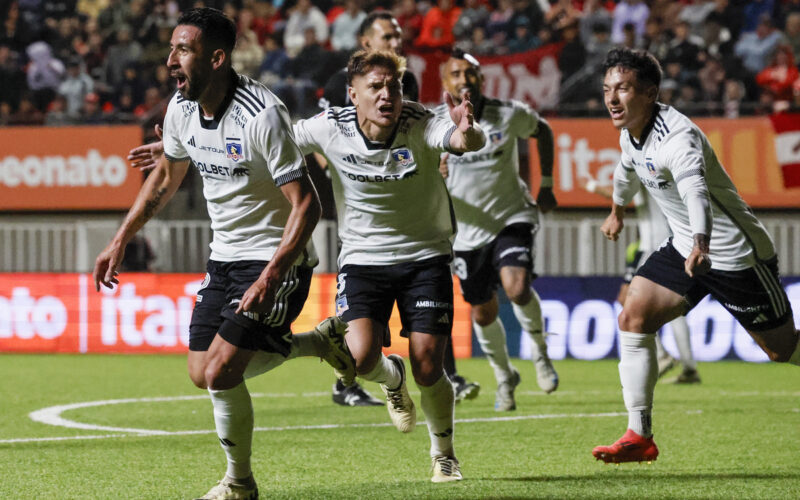 Jugadores de Colo-Colo celebrando un gol.