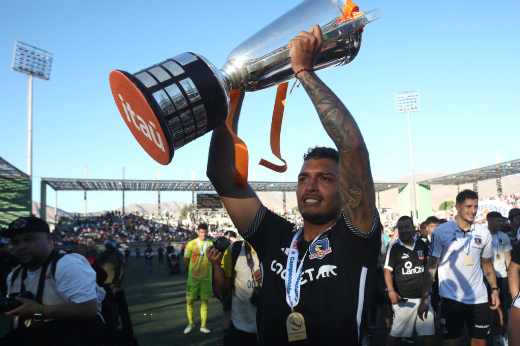 Daniel Gutiérrez levantando el trofeo del Campeonato Nacional.