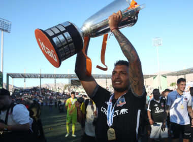 Daniel Gutiérrez levantando el trofeo del Campeonato Nacional.