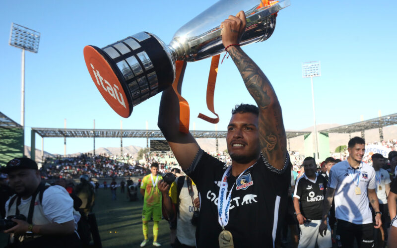 Daniel Gutiérrez levantando el trofeo del Campeonato Nacional.