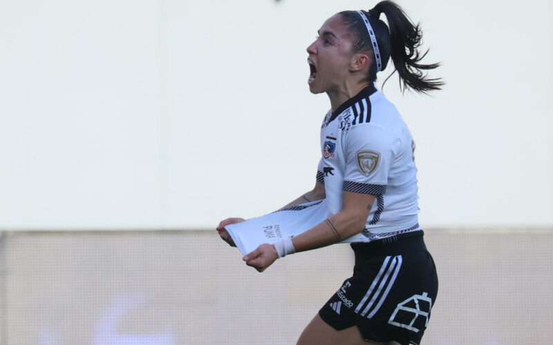 Javiera Grez celebrando un gol con la camiseta de Colo-Colo