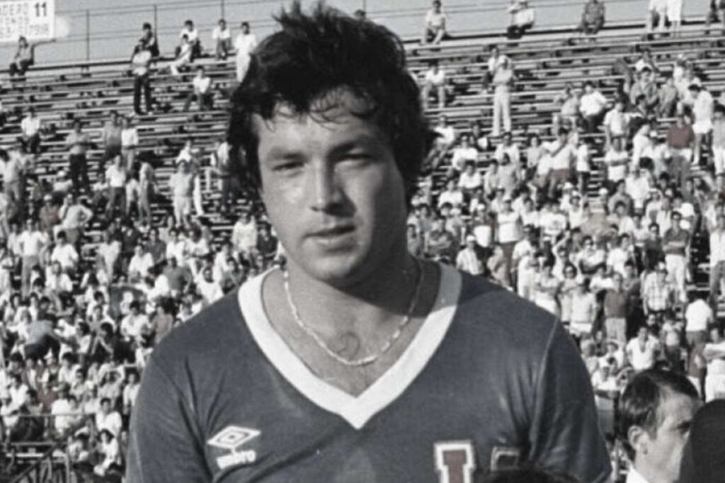 Primer plano a Sandrino Castec en blanco y negro con la camiseta de Universidad de Chile.