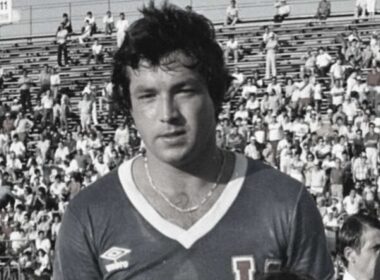 Primer plano a Sandrino Castec en blanco y negro con la camiseta de Universidad de Chile.