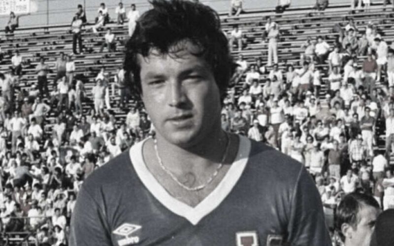 Primer plano a Sandrino Castec en blanco y negro con la camiseta de Universidad de Chile.