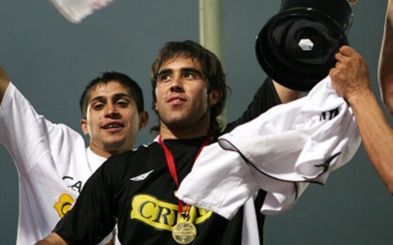 Claudio Bravo celebrando la obtención del Torneo de Apertura 2006 con Colo-Colo.