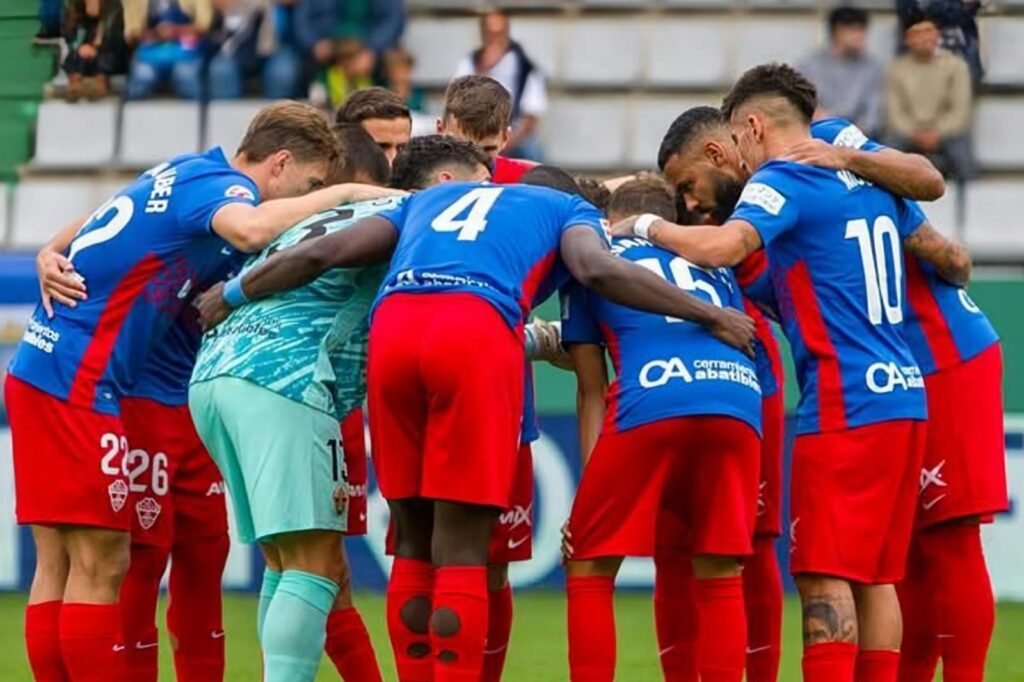 Jugadores del Elche reunidos antes de un partido.