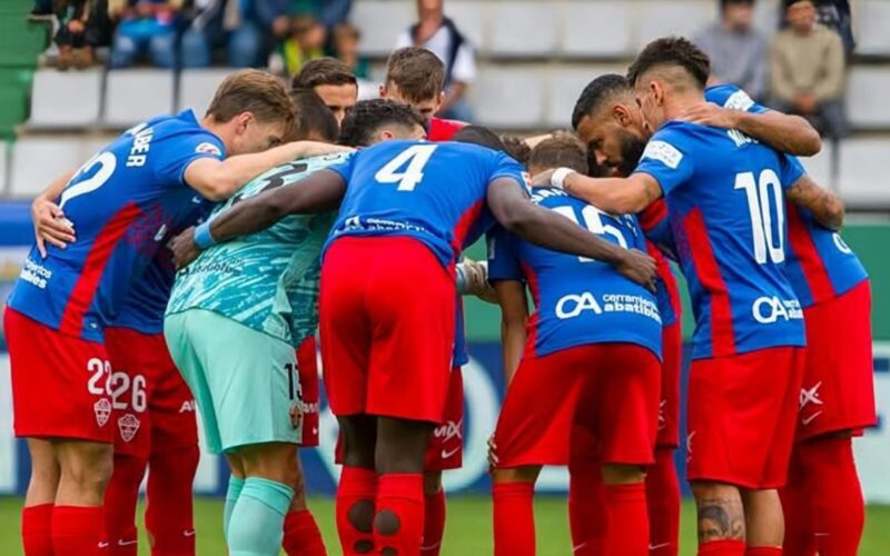 Jugadores del Elche reunidos antes de un partido.