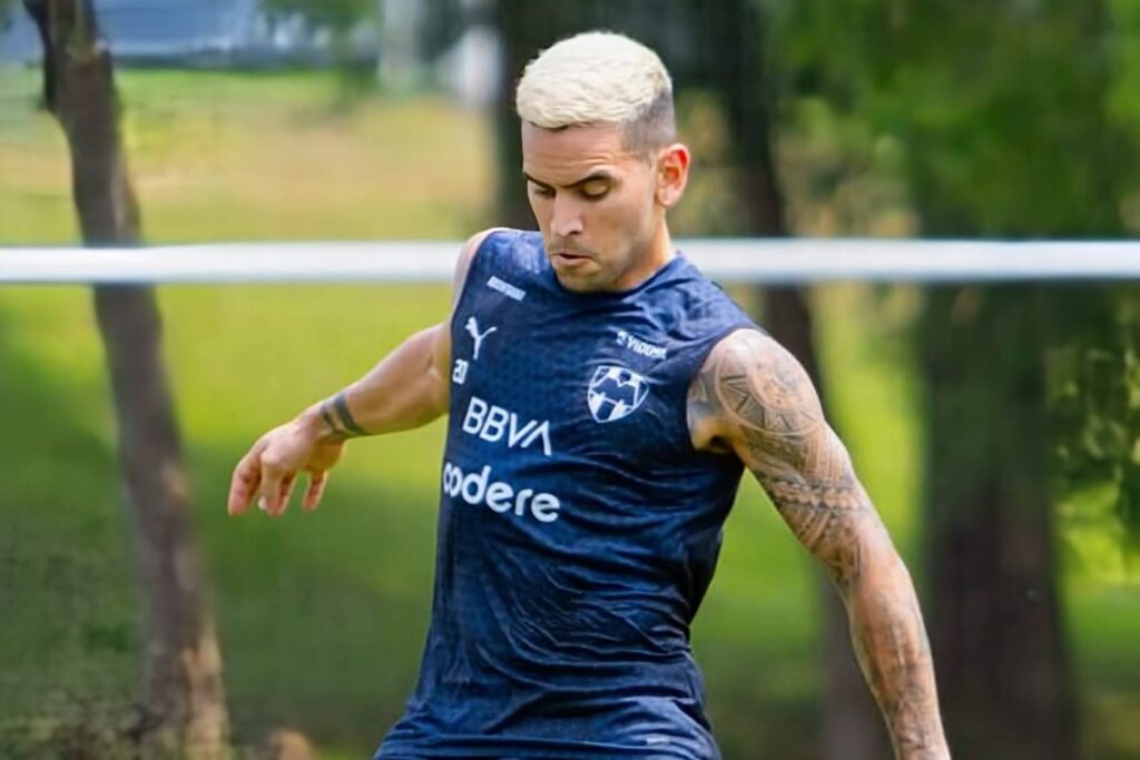 Sebastián Vegas en un entrenamiento con camiseta de Monterrey.