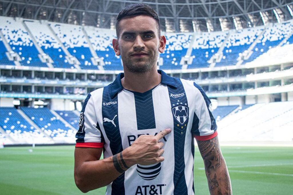 Sebastián Vegas en su presentación como nuevo jugador de Monterrey.