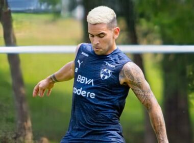 Sebastián Vegas en un entrenamiento con camiseta de Monterrey.