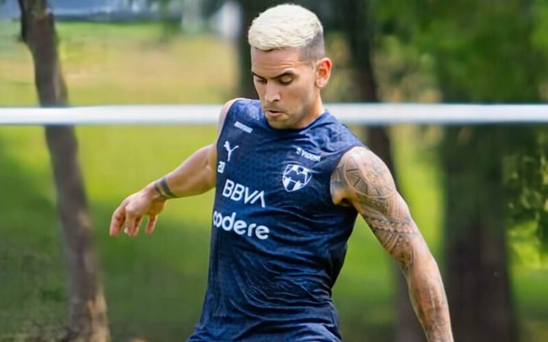 Sebastián Vegas en un entrenamiento con camiseta de Monterrey.