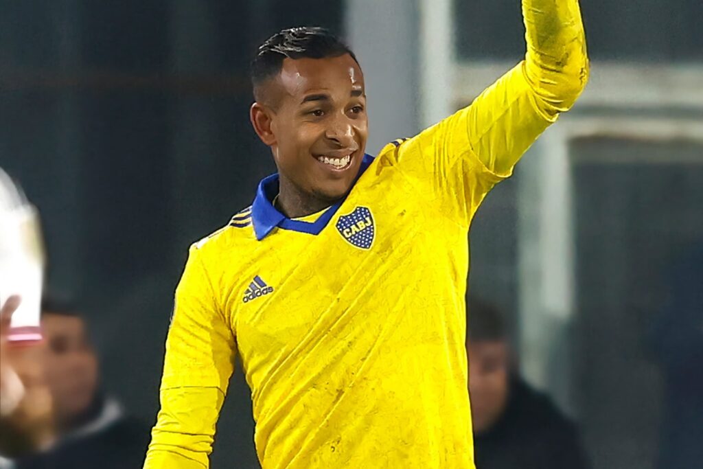 Sebastián Villa celebrando un gol con la camiseta de Boca Juniors.