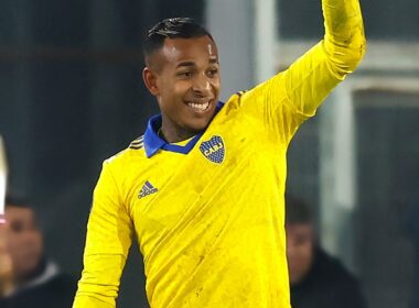 Sebastián Villa celebrando un gol con la camiseta de Boca Juniors.