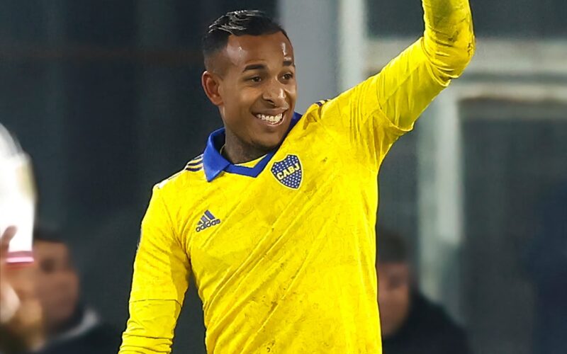 Sebastián Villa celebrando un gol con la camiseta de Boca Juniors.