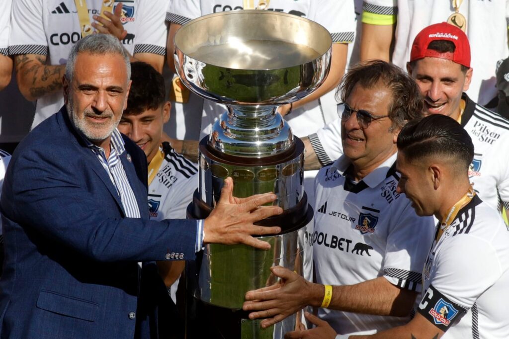 Pablo Milad junto al plantel de Colo-Colo en la celebración de la Supercopa.