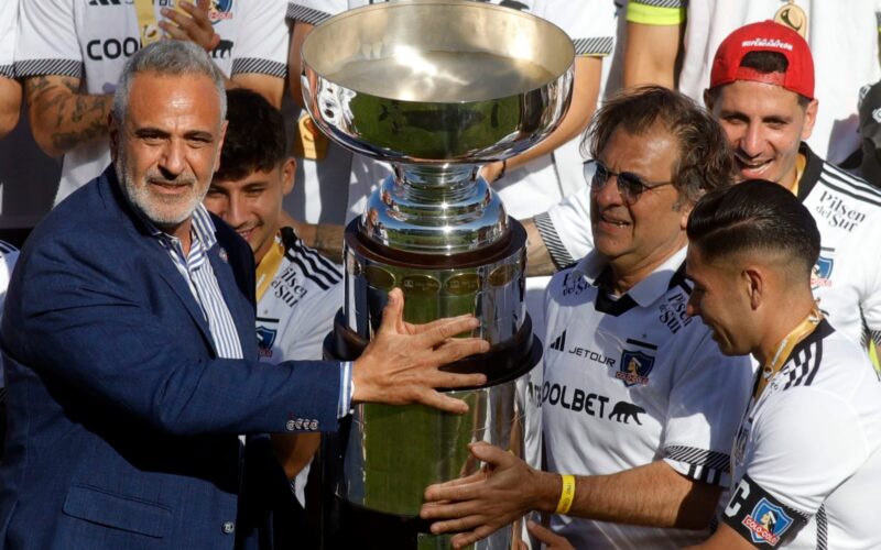 Pablo Milad junto al plantel de Colo-Colo en la celebración de la Supercopa.