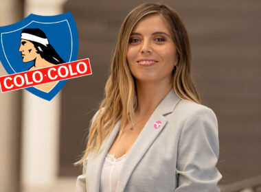 Primer plano de Verónica Bianchi sonriendo junto al escudo de Colo-Colo.