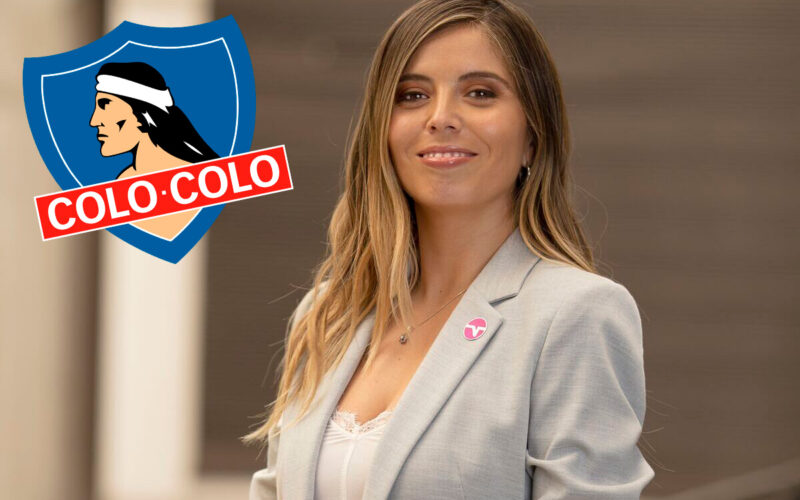 Primer plano de Verónica Bianchi sonriendo junto al escudo de Colo-Colo.