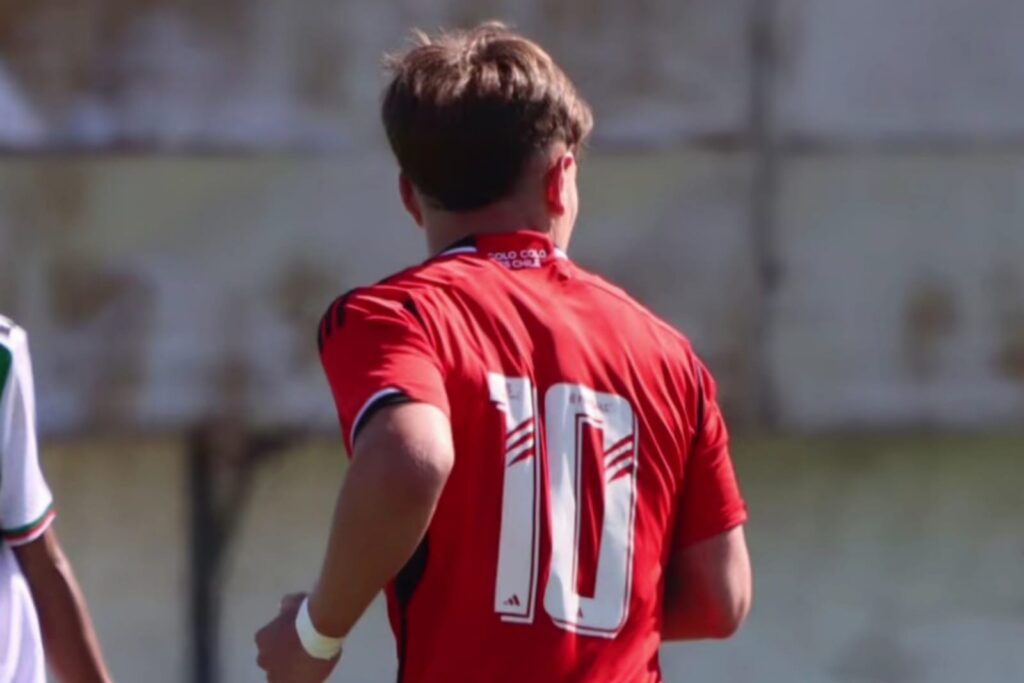 Vicente Martínez de espalda en un partido de Colo-Colo Sub-16.