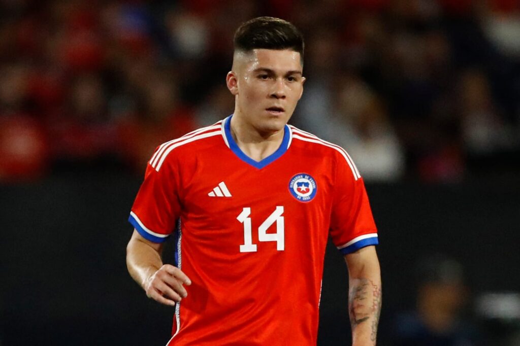 Víctor Felipe Méndez con la camiseta de la Selección Chilena.