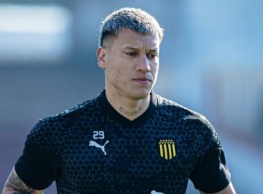 Washington Aguerre con la camiseta de Peñarol.