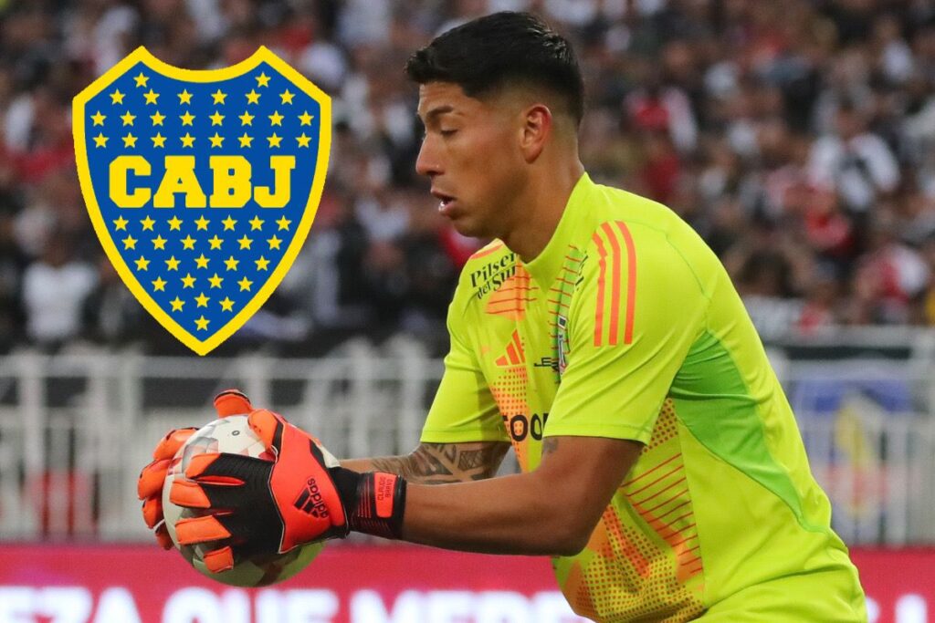 Brayan Cortés con el balón en sus manos junto al escudo de Boca Juniors.