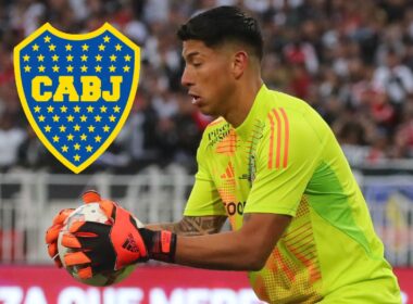 Brayan Cortés con el balón en sus manos junto al escudo de Boca Juniors.