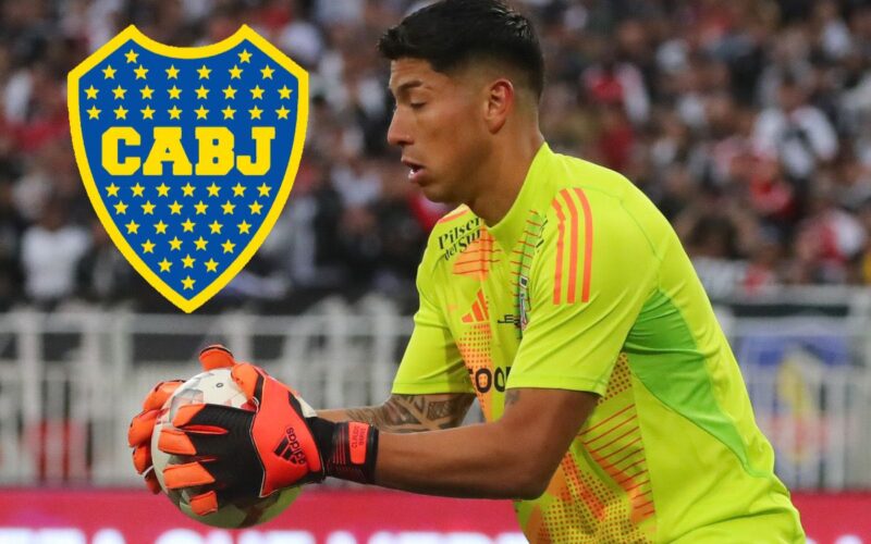 Brayan Cortés con el balón en sus manos junto al escudo de Boca Juniors.