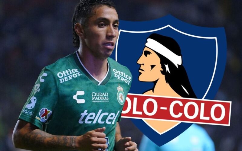 Primer plano de Luciano Cabral junto al escudo de Colo-Colo.