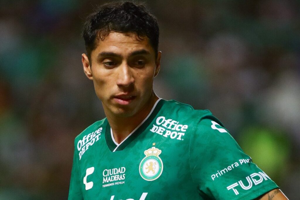 primer plano de Luciano Cabral con la camiseta del León de México.