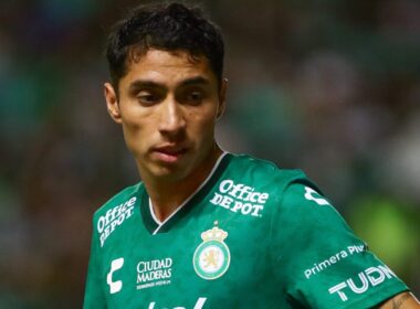 primer plano de Luciano Cabral con la camiseta del León de México.