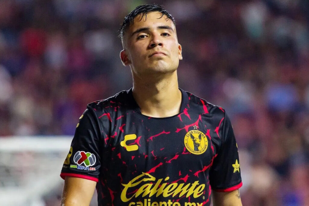 Primer plano de Nicolás Díaz con la camiseta del Xolos de Tijuana.