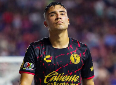 Primer plano de Nicolás Díaz con la camiseta del Xolos de Tijuana.